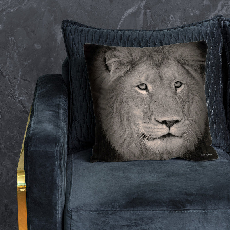 Male Lion Black & White Luxury Scatter By Fanie Heymans