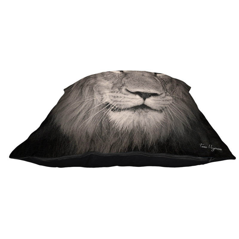 Male Lion Black & White Luxury Scatter By Fanie Heymans