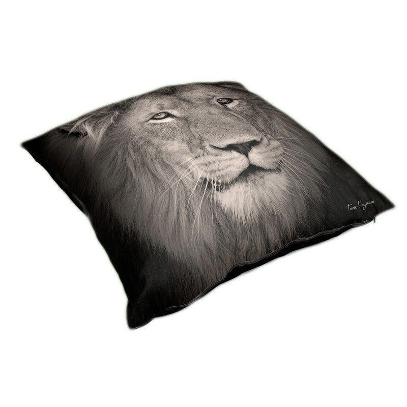 Male Lion Black & White Luxury Scatter By Fanie Heymans
